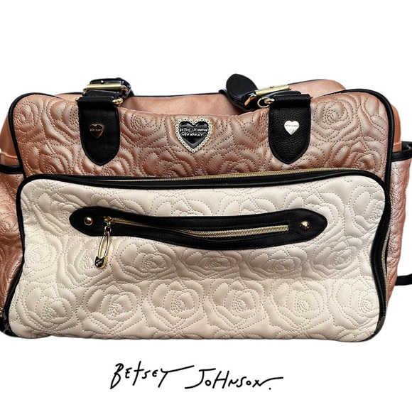 Betsey Johnson Handbags - BOGO 𝐵𝑒𝓉𝓈𝑒𝓎 𝒥𝑜𝒽𝓃𝓈𝑜𝓃 𝒲𝑒𝑒𝓀𝑒𝓃𝒹 𝒟𝒾𝒶𝓅𝑒𝓇 𝐵𝒶𝑔